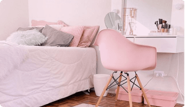 Quarto decorado com detalhes na cor rosa