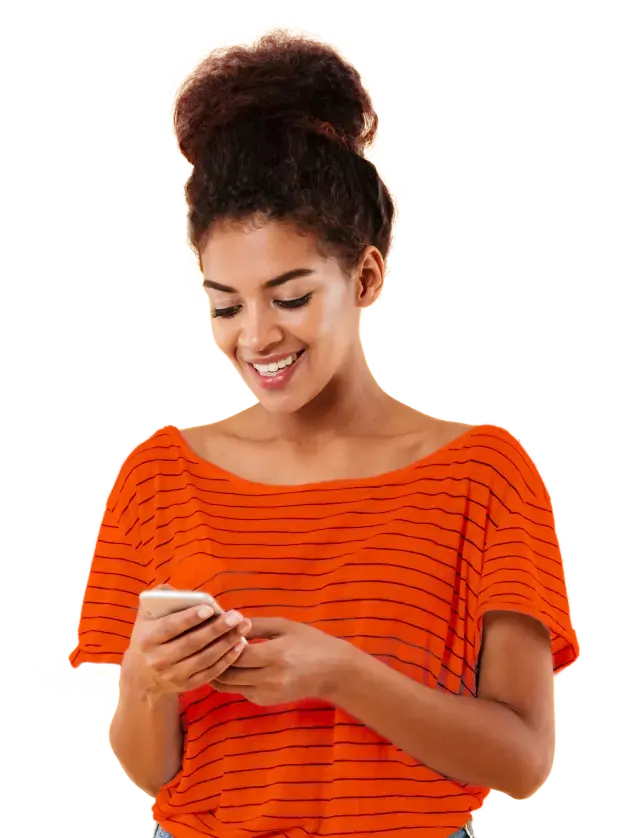 Mulher de blusa laranja usando o celular