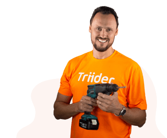 Profissional utilizando uma camisa laranja com o nome Triider em branco