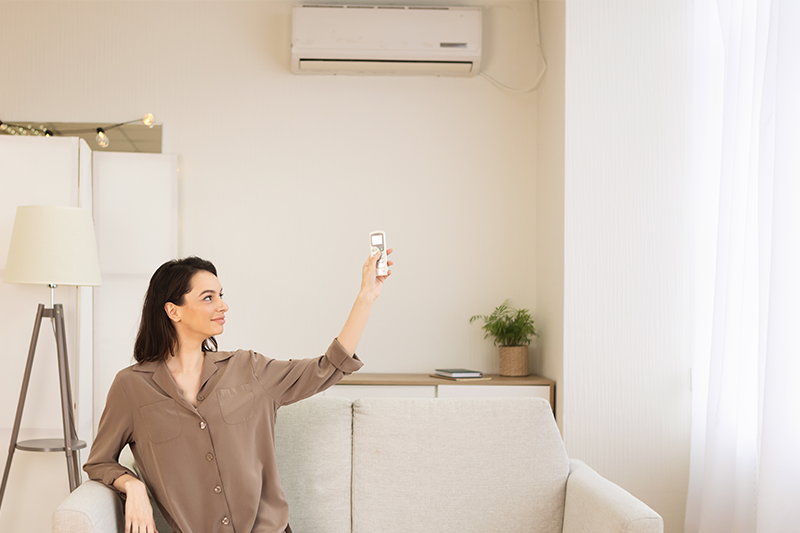 Cliente ligando ar-condicionado instalado em seu apartamento.